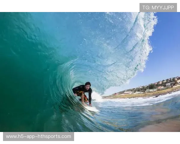冲浪选手在超大型海浪中完成惊世一滑，媒体称其“海上王者”