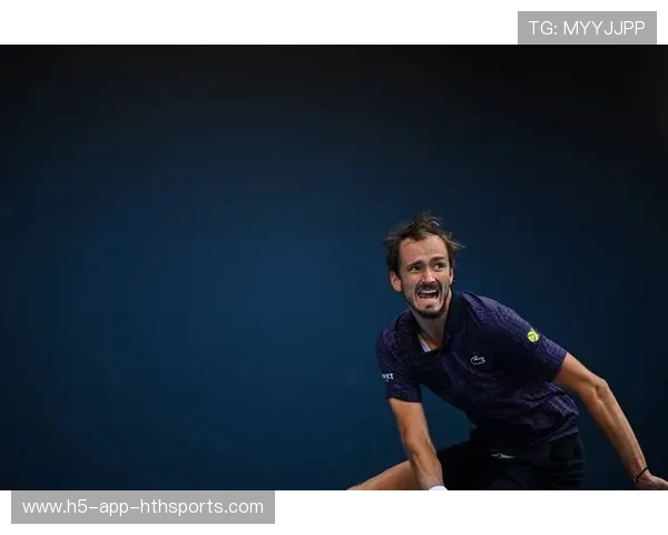 梅德韦杰夫发球上网战术奏效拿分，网球新打法引领赛场风潮