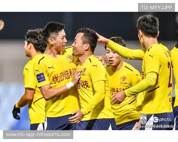 成都蓉城亚历斯祖前场断球，顺势送出直塞到肋部